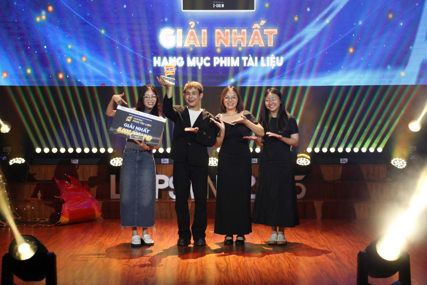 Đoàn làm phim Z-CREW cùng anh Đinh Viết Tường tại đêm trao giải. Ảnh: BTC