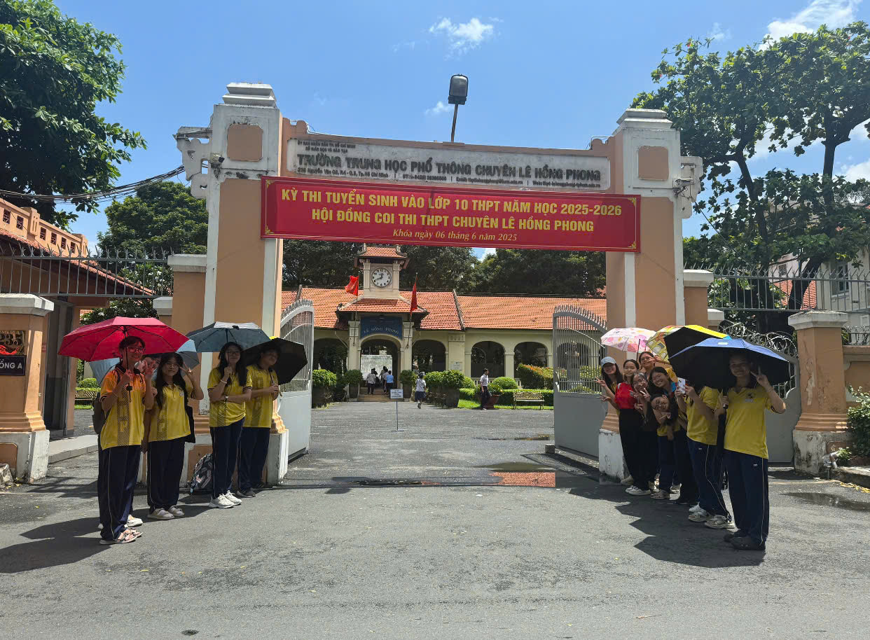 Các bạn tình nguyện viên tại điểm thi trường THPT chuyên Lê Hồng Phong. Ảnh: Lê Sơn. Các bạn tình nguyện viên tại điểm thi trường THPT chuyên Lê Hồng Phong. Ảnh: Lê Sơn.