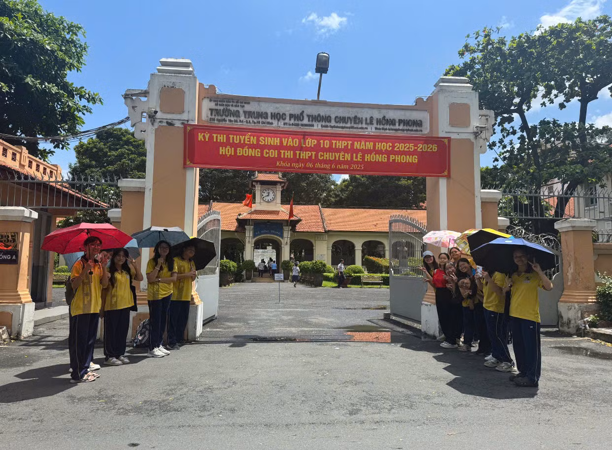 Các bạn tình nguyện viên tại điểm thi trường THPT chuyên Lê Hồng Phong. Ảnh: Lê Sơn.