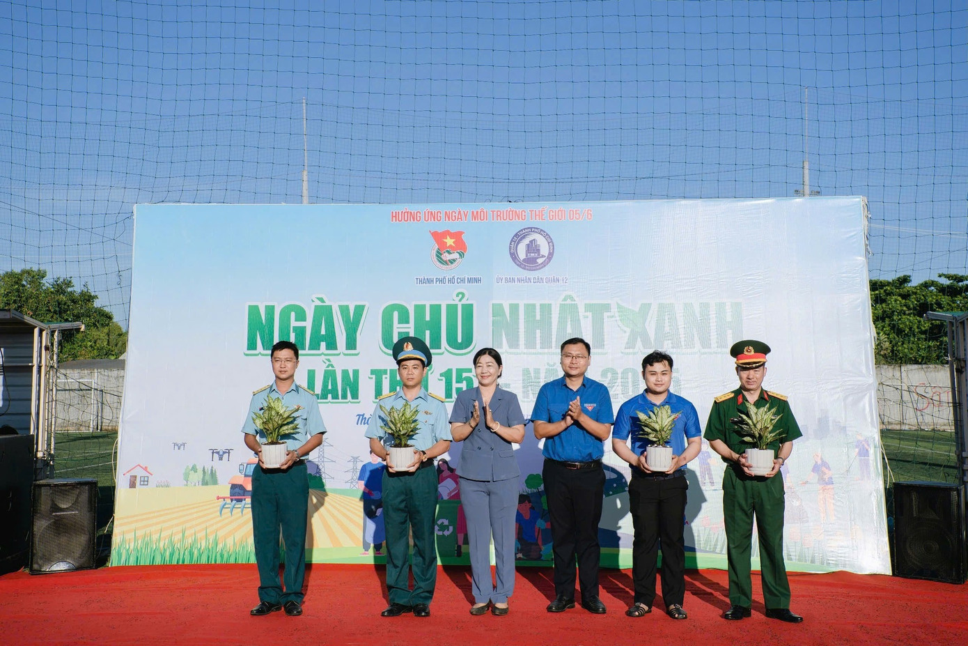 BTC tặng cây xanh cho các đơn vị tham gia Ngày Chủ nhật xanh lần thứ 157.