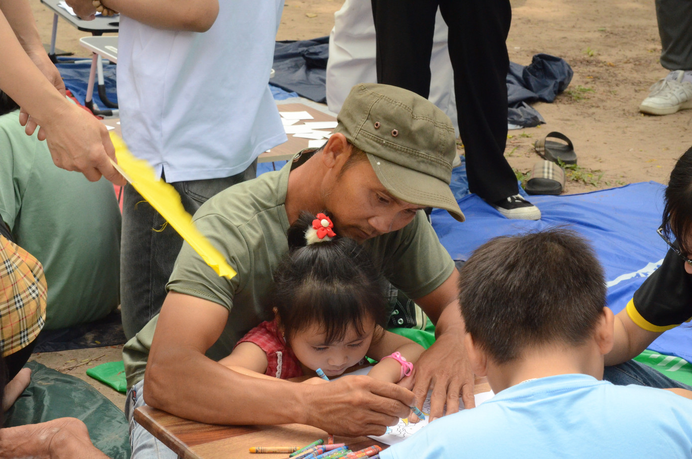 Không khí tại gian hàng vẽ tranh thật rộn ràng khi các bé cùng anh chị tình nguyện viên chăm chú vẽ nên những ước mơ của riêng mình.