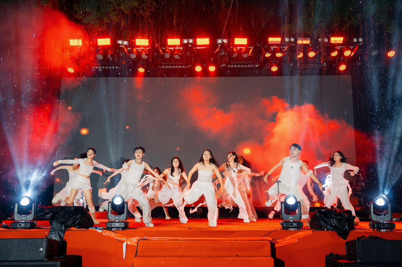 Những tiết mục &quot;cháy&quot; không kém đến từ các câu lạc bộ của trường. Ảnh: Tran Phu Dance - TPD