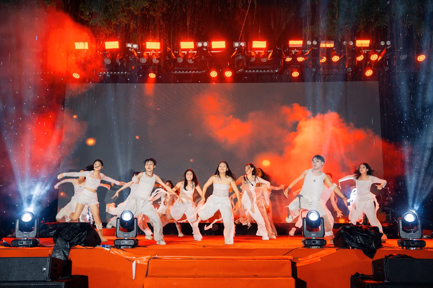 Những tiết mục "cháy" không kém đến từ các câu lạc bộ của trường. Ảnh: Tran Phu Dance - TPD