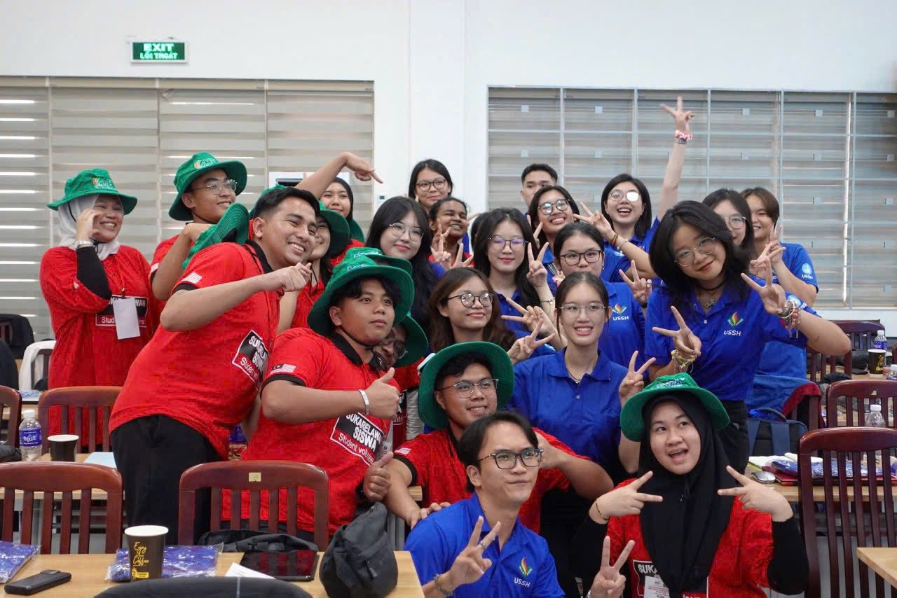 Các bạn trẻ cùng nhau chụp ảnh lưu niệm, gắn kết tình hữu nghị giữa tuổi trẻ Việt Nam và quốc tế (Ảnh: Fanpage Công tác Quốc tế Thanh niên) Các bạn trẻ cùng nhau chụp ảnh lưu niệm, gắn kết tình hữu nghị giữa tuổi trẻ Việt Nam và quốc tế (Ảnh: Fanpage Công tác Quốc tế Thanh niên)