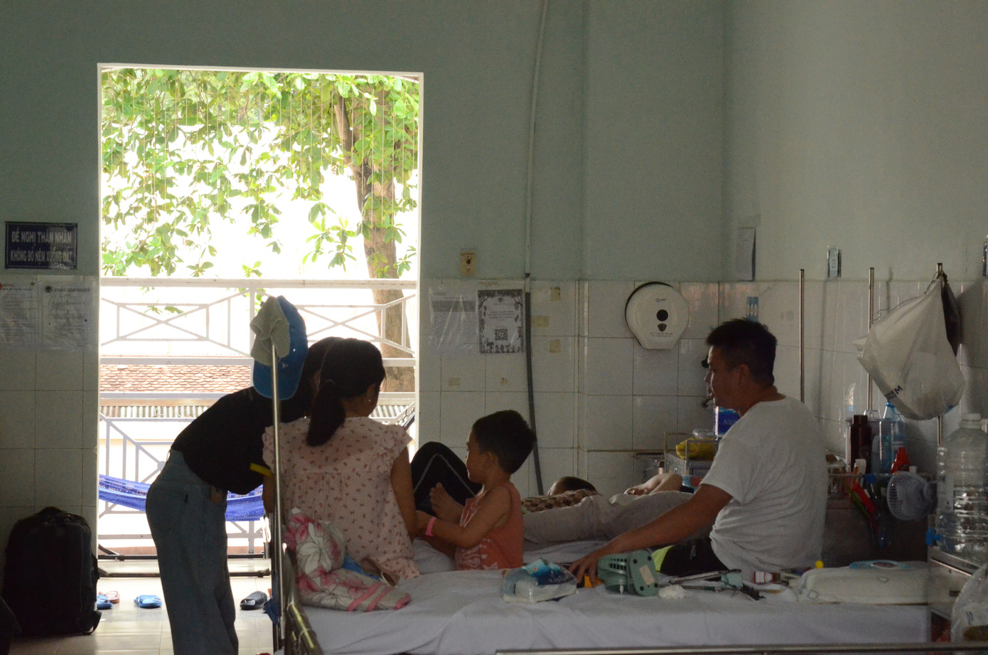 Tình nguyện viên đến từng phòng tặng quà và giao lưu cùng các bé.