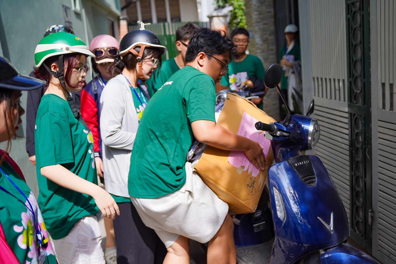 Thành viên BTC năng nổ thu gom vật phẩm được quyên góp. Thành viên BTC năng nổ thu gom vật phẩm được quyên góp.