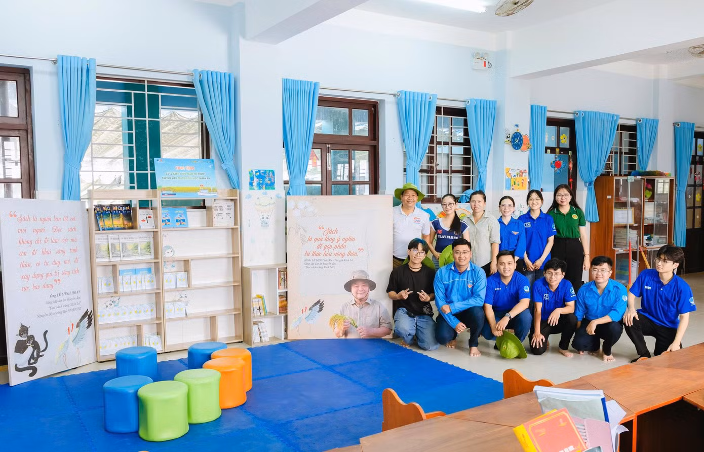 Trao tặng tủ sách “Ươm mầm tri thức” tại Trường Tiểu học Thạnh An.