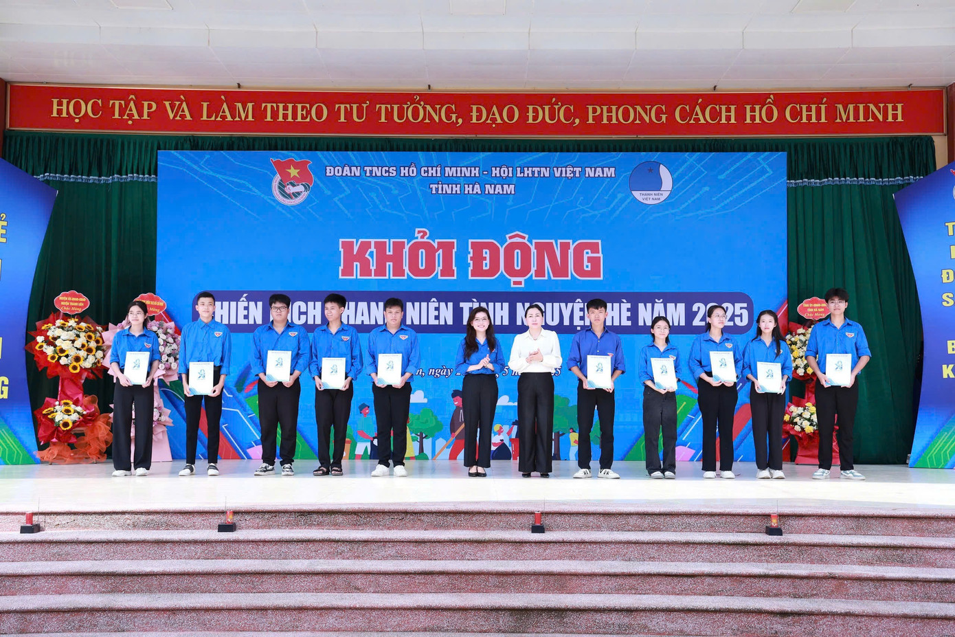 BTC trao tặng 20 phần quà cho các em học sinh trường THPT A Thanh Liêm vượt khó, nỗ lực trong học tập. BTC trao tặng 20 phần quà cho các em học sinh trường THPT A Thanh Liêm vượt khó, nỗ lực trong học tập.