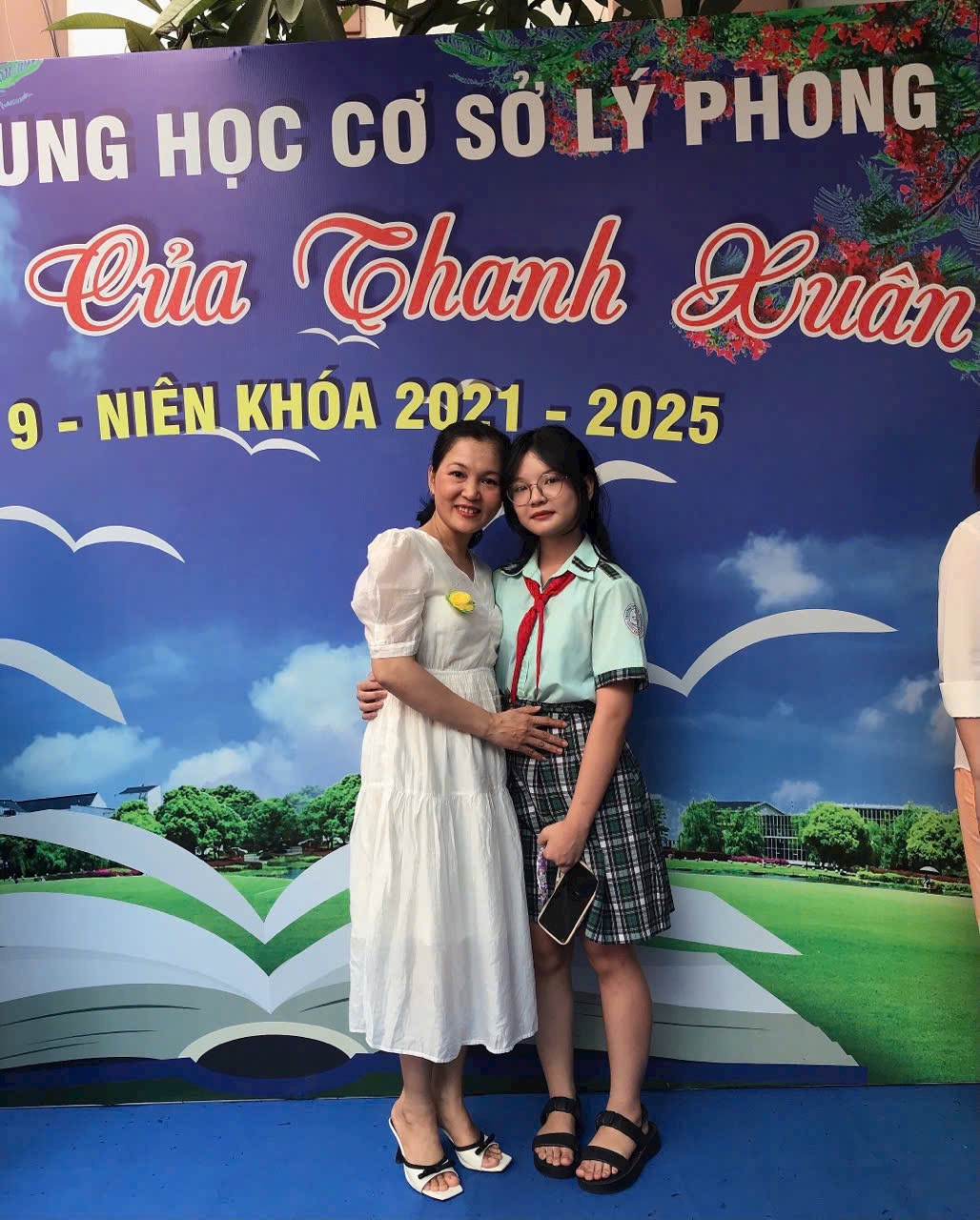 Chị Bích Hạnh và con gái lưu giữ khoảnh khắc đáng nhớ trong lễ tổng kết năm học 2024 - 2025 tại trường THCS Lý Phong. Ảnh: Bích Huyền