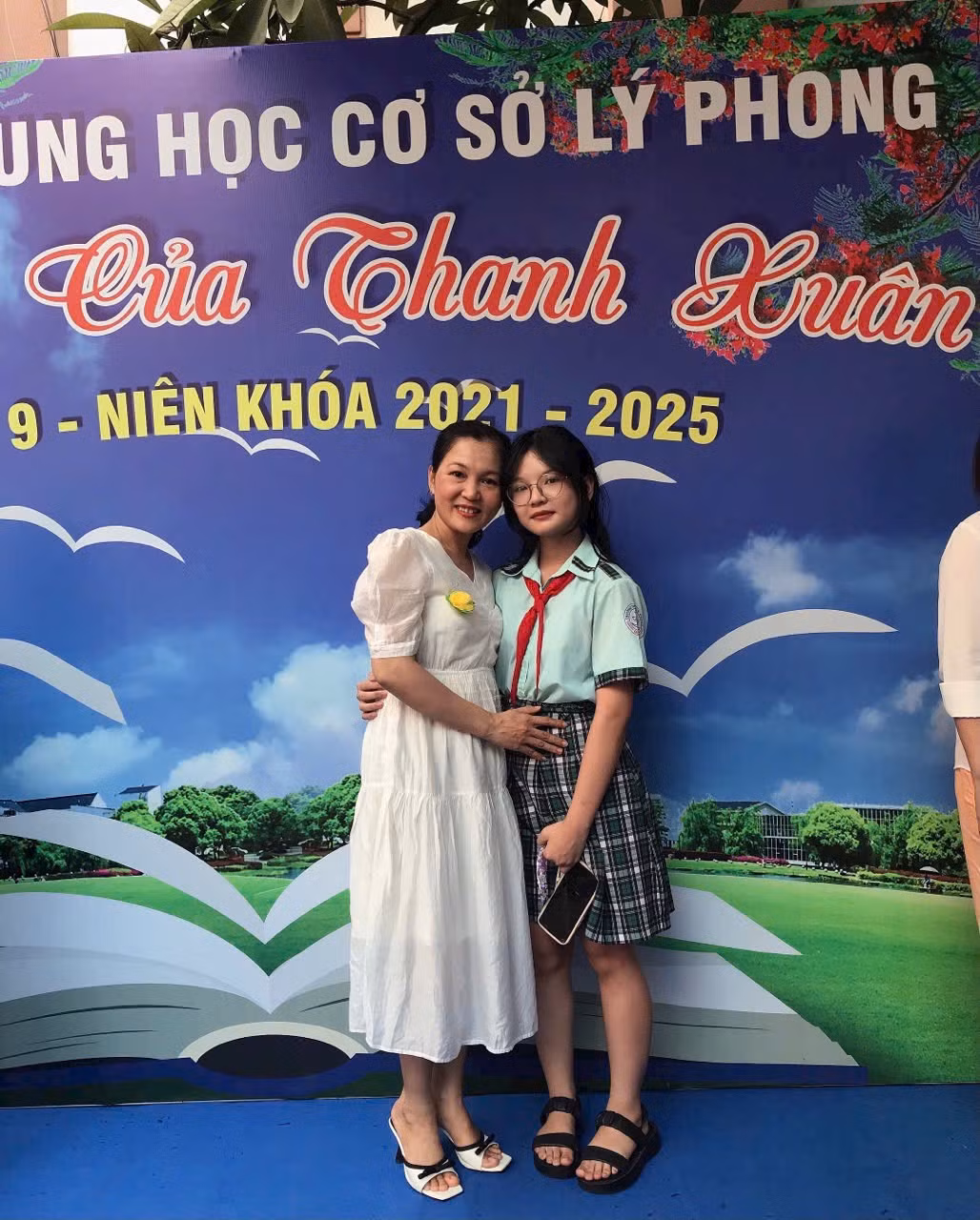 Chị Bích Hạnh và con gái lưu giữ khoảnh khắc đáng nhớ trong lễ tổng kết năm học 2024 - 2025 tại trường THCS Lý Phong. Ảnh: Bích Huyền
