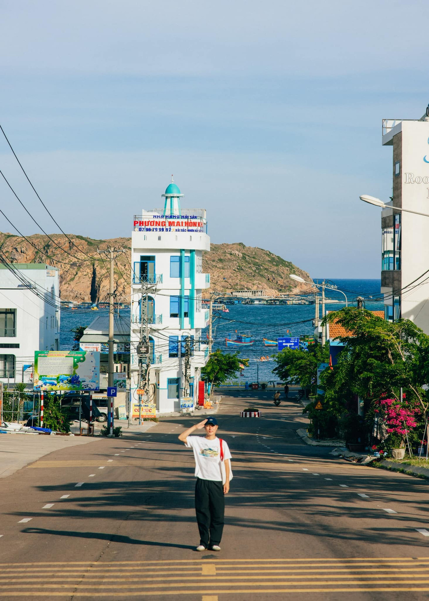 Con đường dẫn ra biển làm say đắm biết bao "con dân" ở làng chài Nhơn Hải. Ảnh: Pham Trong Nghia. Con đường dẫn ra biển làm say đắm biết bao "con dân" ở làng chài Nhơn Hải. Ảnh: Pham Trong Nghia.