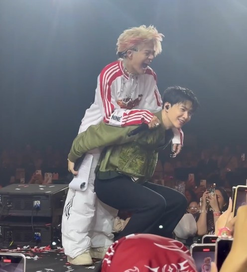 Anh Tú Atus và Rhyder thân thiết, còn ra MV chung Nỗi Đau Đính Kèm sau Anh Trai "Say Hi". Anh Tú Atus và Rhyder thân thiết, còn ra MV chung Nỗi Đau Đính Kèm sau Anh Trai "Say Hi".