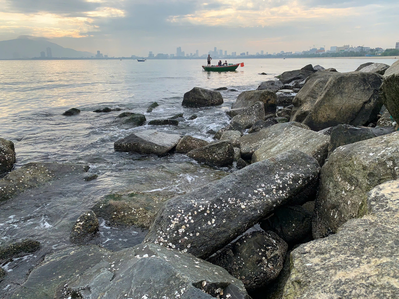 Con đường đá dẫn ra biển làm ta ngỡ như đang ở trên đảo Jeju, Hàn Quốc. Ảnh: Văn Thuận Con đường đá dẫn ra biển làm ta ngỡ như đang ở trên đảo Jeju, Hàn Quốc. Ảnh: Văn Thuận