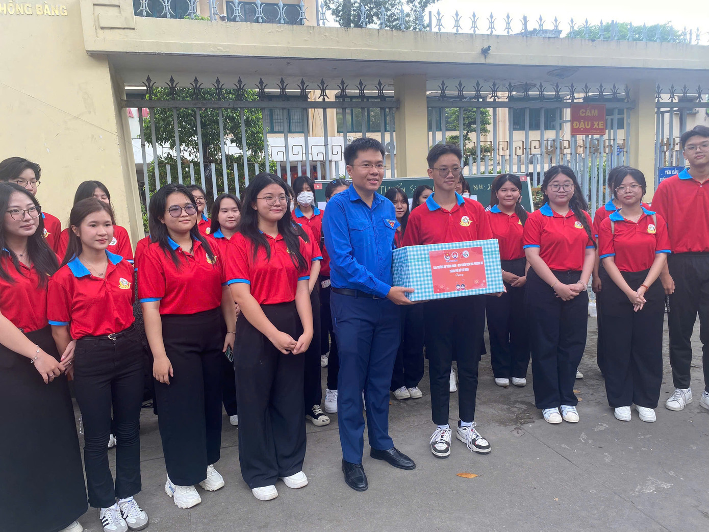 Các tình nguyện viên trực điểm thi được anh Nguyễn Đăng Khoa (Phó Bí thư Thành Đoàn, Trưởng Ban Tuyên giáo - Đối ngoại Thành Đoàn TP.HCM) đến cổ vũ và động viên. Ảnh: Lê Sơn. Các tình nguyện viên trực điểm thi được anh Nguyễn Đăng Khoa (Phó Bí thư Thành Đoàn, Trưởng Ban Tuyên giáo - Đối ngoại Thành Đoàn TP.HCM) đến cổ vũ và động viên. Ảnh: Lê Sơn.