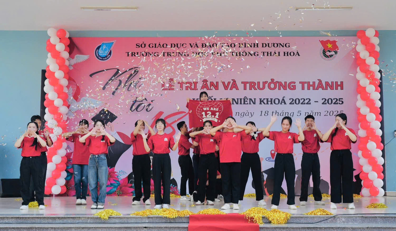 Các bạn học sinh THPT Thái Hòa khuấy động buổi lễ bằng tiết mục nhảy sôi động. Ảnh: Đoàn Trường THPT Thái Hòa - Bình Dương