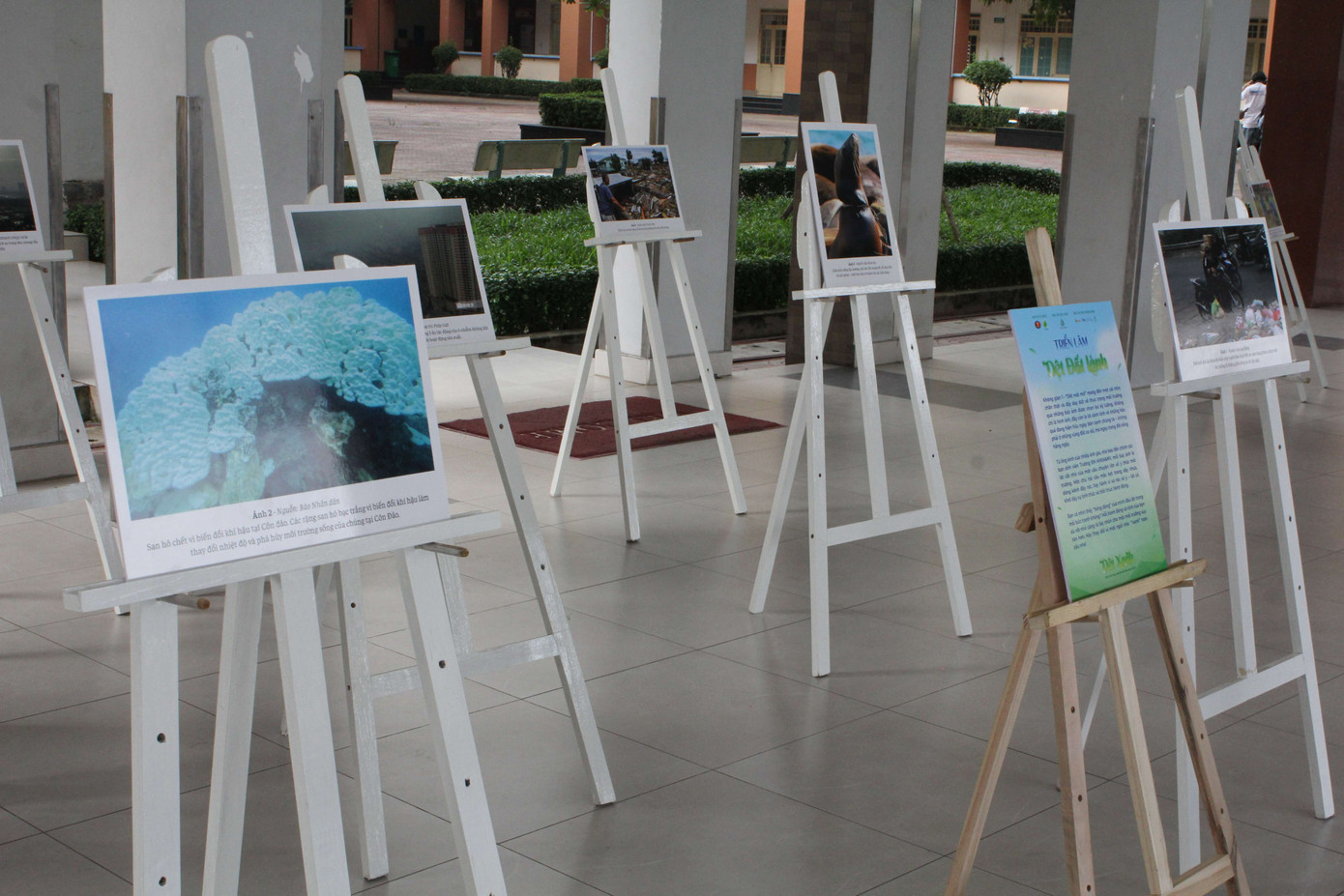 Không gian trưng bày các tranh, ảnh về hiện thực môi trường. Ảnh: Phi Long