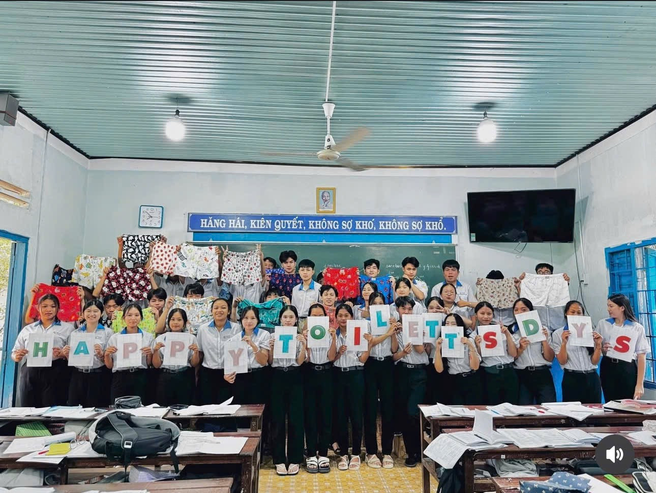 Tập thể lớp 12A5 cùng chụp ảnh kỷ niệm ghi lại khoảnh khắc vui nhộn. Ảnh: NVCC Tập thể lớp 12A5 cùng chụp ảnh kỷ niệm ghi lại khoảnh khắc vui nhộn. Ảnh: NVCC