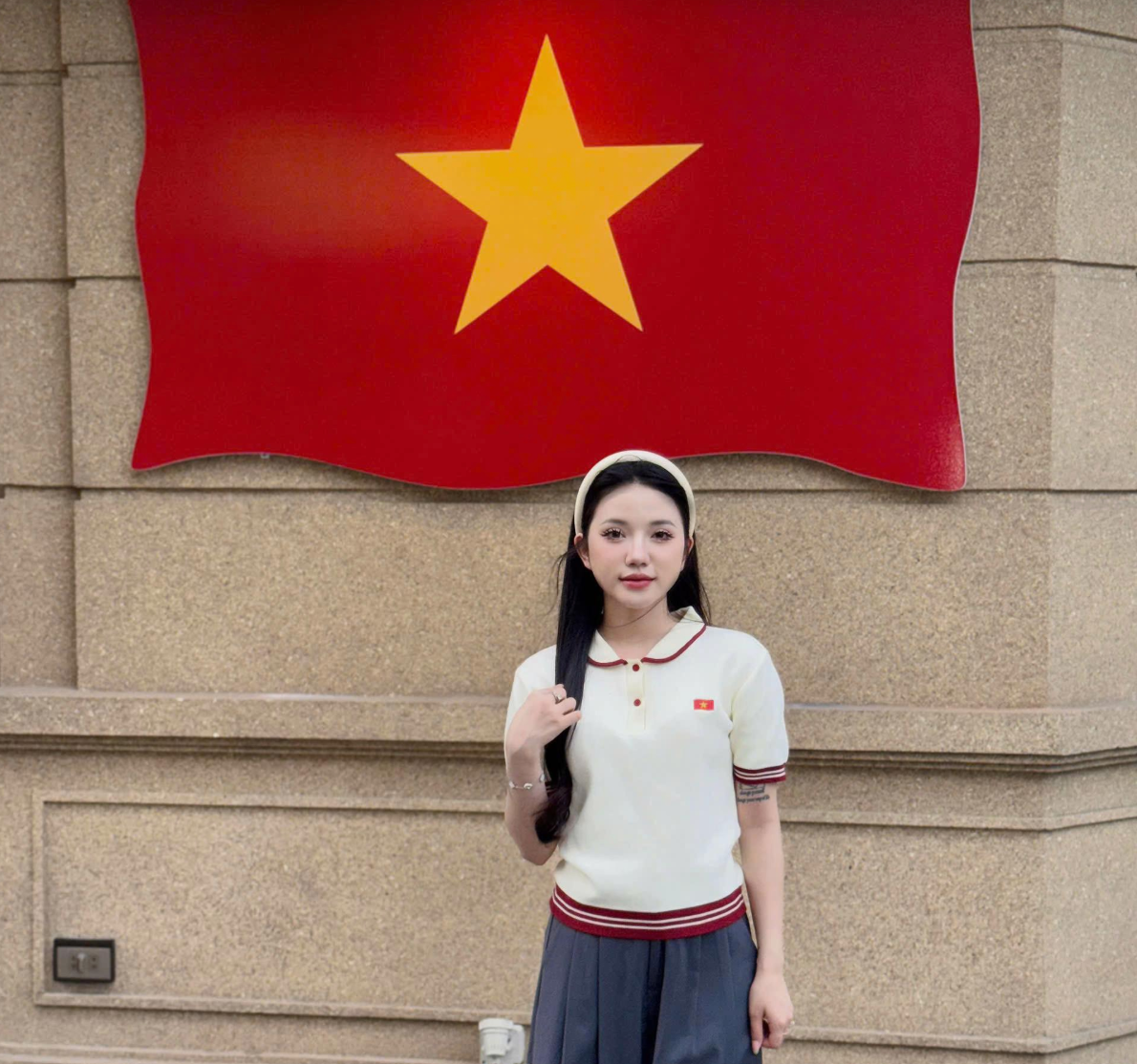 Chiếc áo được thiết kế cho lễ kỷ niệm 50 năm thống nhất đất nước. Ảnh: @deliz.vn Chiếc áo được thiết kế cho lễ kỷ niệm 50 năm thống nhất đất nước. Ảnh: @deliz.vn