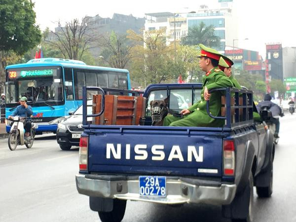 Cảnh sát cơ động thay nhau gác ở Marriot chờ đón ông Trump ảnh 7