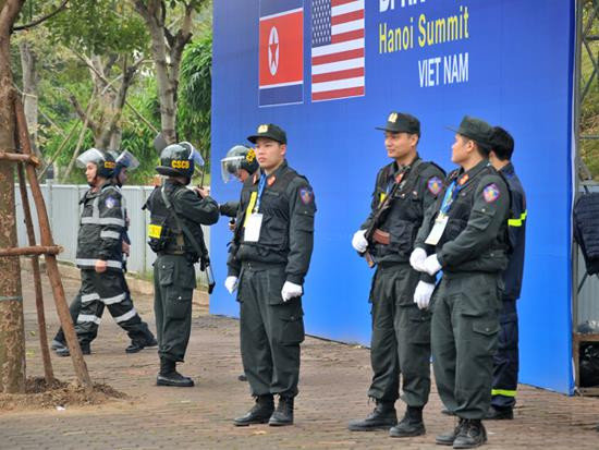 Cảnh sát cơ động thay nhau gác ở Marriot chờ đón ông Trump ảnh 4