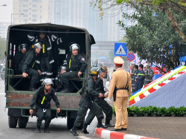 Cảnh sát cơ động thay nhau gác ở Marriot chờ đón ông Trump ảnh 3