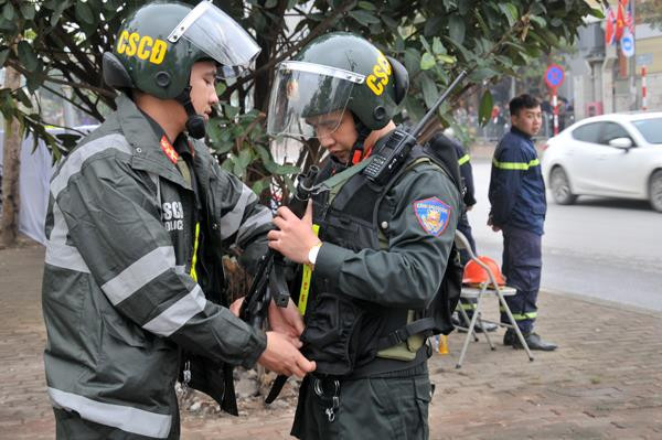 Cảnh sát cơ động thay nhau gác ở Marriot chờ đón ông Trump ảnh 5