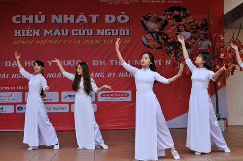 'Hot girl' hiến máu, xua tan băng giá ngày đông lạnh ảnh 4