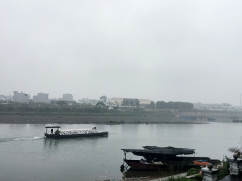 Cận cảnh cửu vạn nườm nượp vác hàng lậu qua biên giới Quảng Ninh ảnh 26