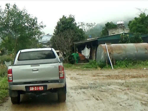 Cận cảnh cửu vạn nườm nượp vác hàng lậu qua biên giới Quảng Ninh ảnh 16