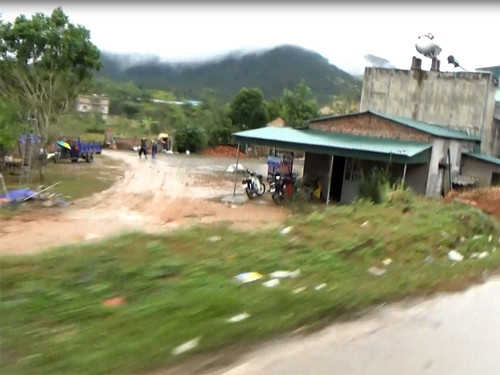 Cận cảnh cửu vạn nườm nượp vác hàng lậu qua biên giới Quảng Ninh ảnh 17