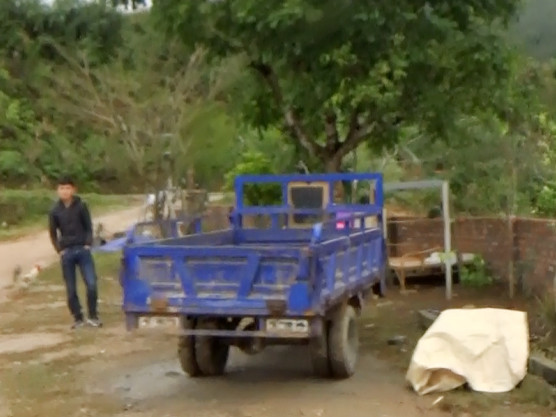 Cận cảnh cửu vạn nườm nượp vác hàng lậu qua biên giới Quảng Ninh ảnh 18