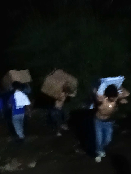 Cận cảnh cửu vạn nườm nượp vác hàng lậu qua biên giới Quảng Ninh ảnh 2