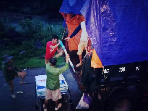 Cận cảnh cửu vạn nườm nượp vác hàng lậu qua biên giới Quảng Ninh ảnh 5