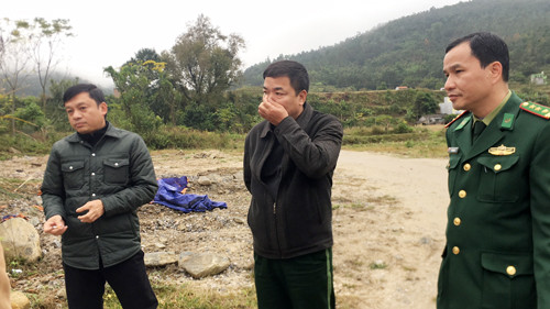 Cận cảnh cửu vạn nườm nượp vác hàng lậu qua biên giới Quảng Ninh ảnh 11