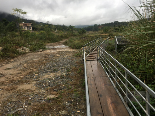 Cận cảnh cửu vạn nườm nượp vác hàng lậu qua biên giới Quảng Ninh ảnh 13