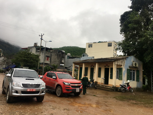 Cận cảnh cửu vạn nườm nượp vác hàng lậu qua biên giới Quảng Ninh ảnh 22