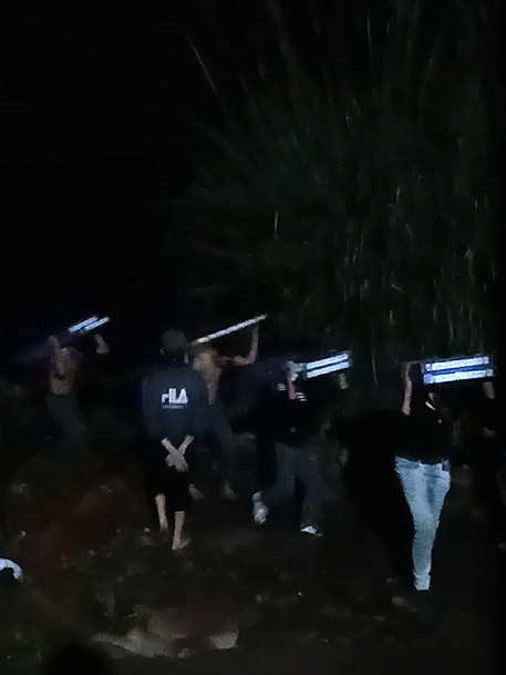 Cận cảnh cửu vạn nườm nượp vác hàng lậu qua biên giới Quảng Ninh ảnh 1