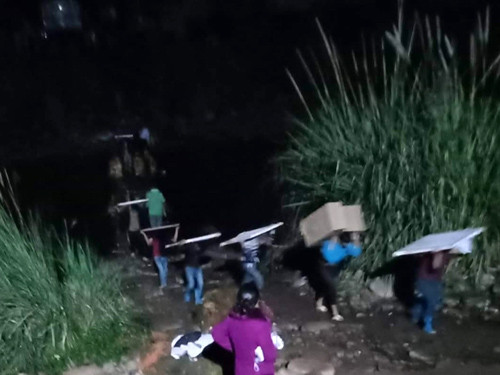 Cận cảnh cửu vạn nườm nượp vác hàng lậu qua biên giới Quảng Ninh ảnh 4