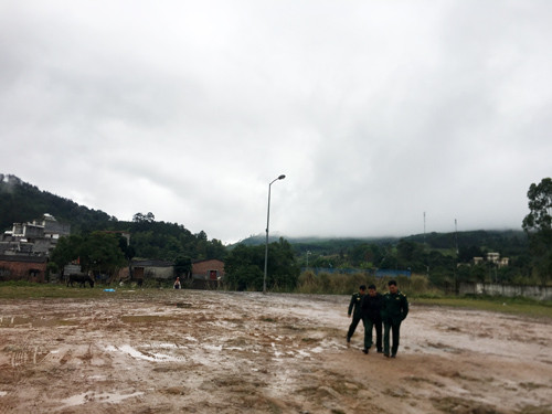 Cận cảnh cửu vạn nườm nượp vác hàng lậu qua biên giới Quảng Ninh ảnh 21