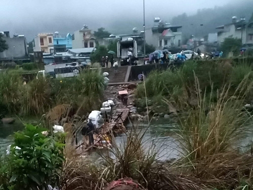 Cận cảnh cửu vạn nườm nượp vác hàng lậu qua biên giới Quảng Ninh ảnh 23