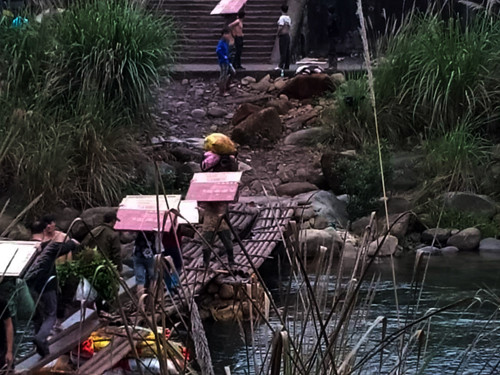 Cận cảnh cửu vạn nườm nượp vác hàng lậu qua biên giới Quảng Ninh ảnh 6