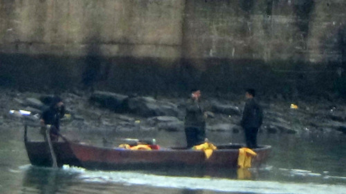 Cận cảnh cửu vạn nườm nượp vác hàng lậu qua biên giới Quảng Ninh ảnh 25