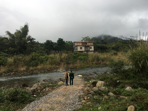 Cận cảnh cửu vạn nườm nượp vác hàng lậu qua biên giới Quảng Ninh ảnh 10