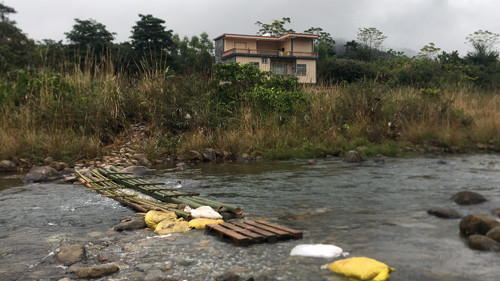 Cận cảnh cửu vạn nườm nượp vác hàng lậu qua biên giới Quảng Ninh ảnh 12