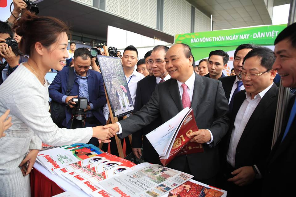 Thủ tướng cùng nhiều lãnh đạo thăm gian hàng Báo Tiền Phong ảnh 15