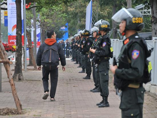 Hơn 100 cảnh sát cơ động tăng cường quanh khách sạn phái đoàn Mỹ ảnh 14