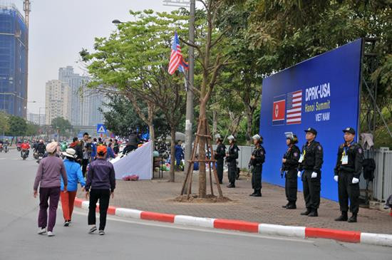 Hơn 100 cảnh sát cơ động tăng cường quanh khách sạn phái đoàn Mỹ ảnh 13