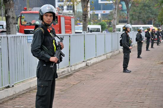 Cảnh sát cơ động thay nhau gác ở Marriot chờ đón ông Trump ảnh 10