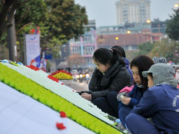 Hàng chục người 'dệt' cờ Mỹ - Triều Tiên bằng ngàn bông hoa ảnh 6