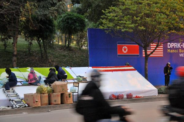 Hàng chục người 'dệt' cờ Mỹ - Triều Tiên bằng ngàn bông hoa ảnh 3